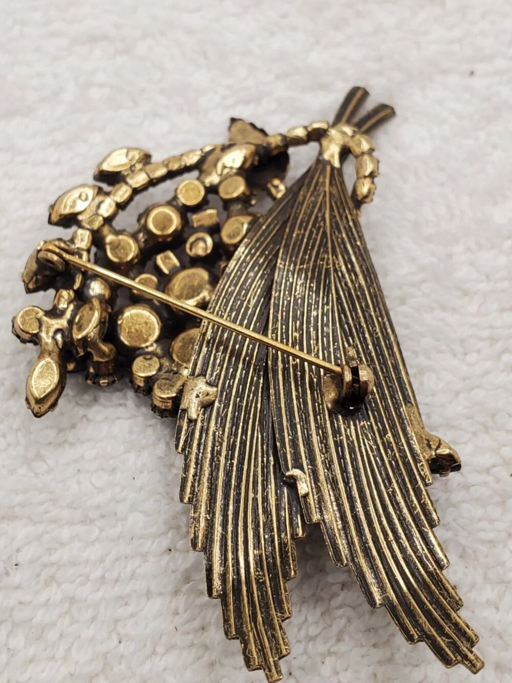 1 Gem stones Brooch, item # B- 1183,. wt.  24 grams.